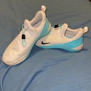 Women’s Nike tennis shoes size 9, no tie